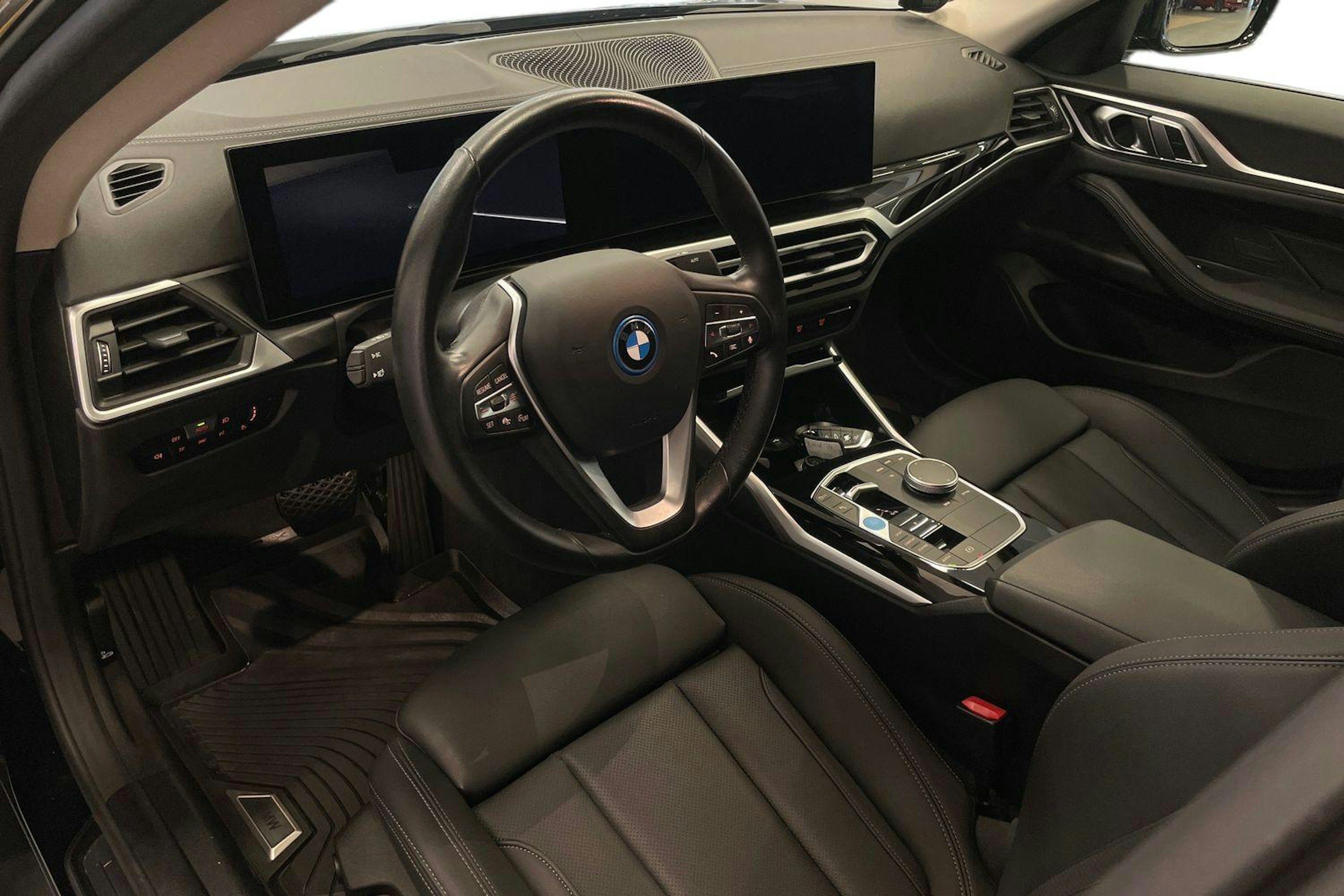 Musta BMW i4 2023 kuva 7.