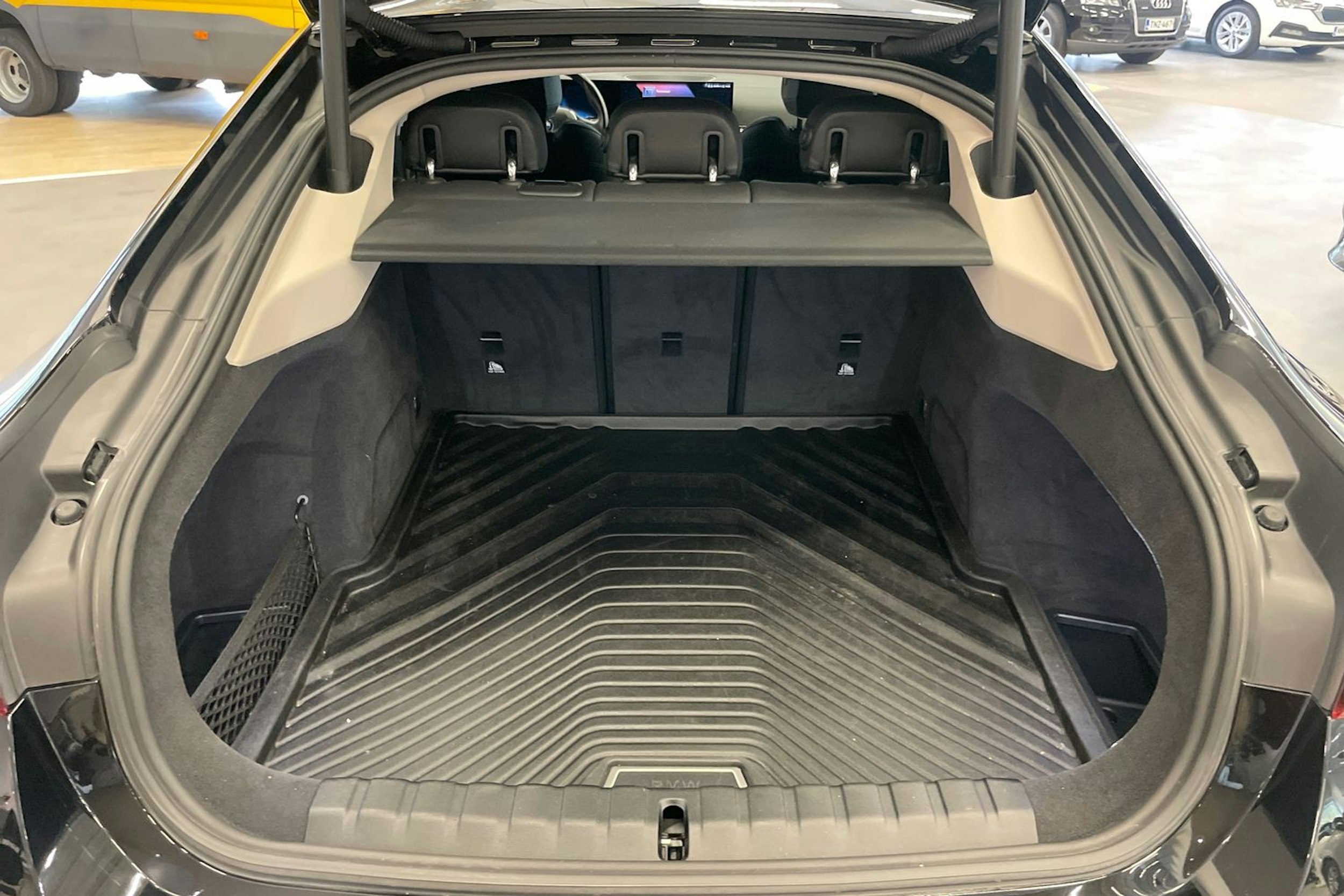 Musta BMW i4 2023 kuva 16.