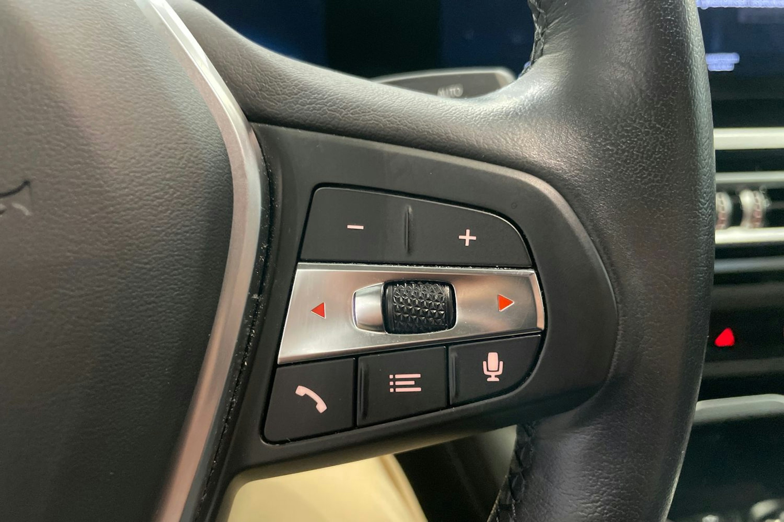 Musta BMW i4 2023 kuva 17.