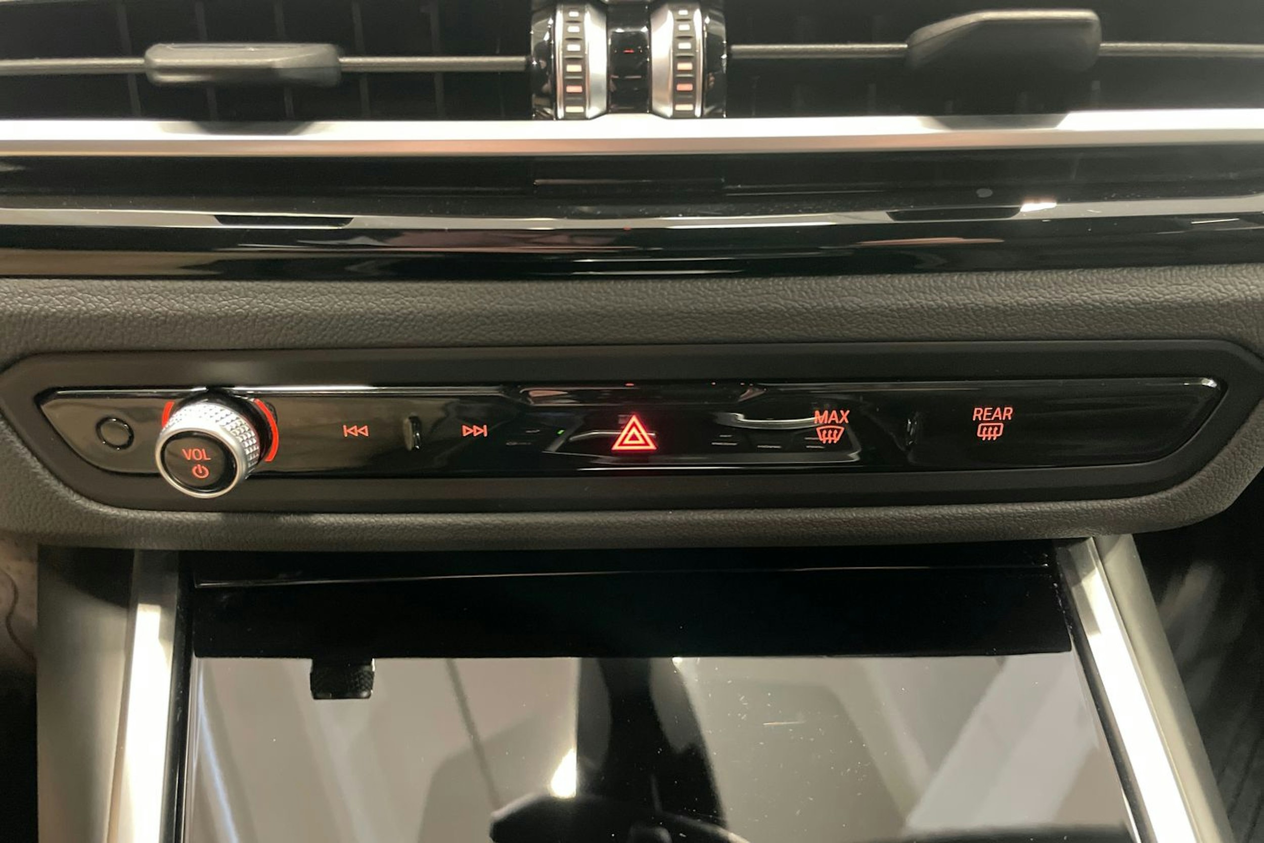 Musta BMW i4 2023 kuva 21.