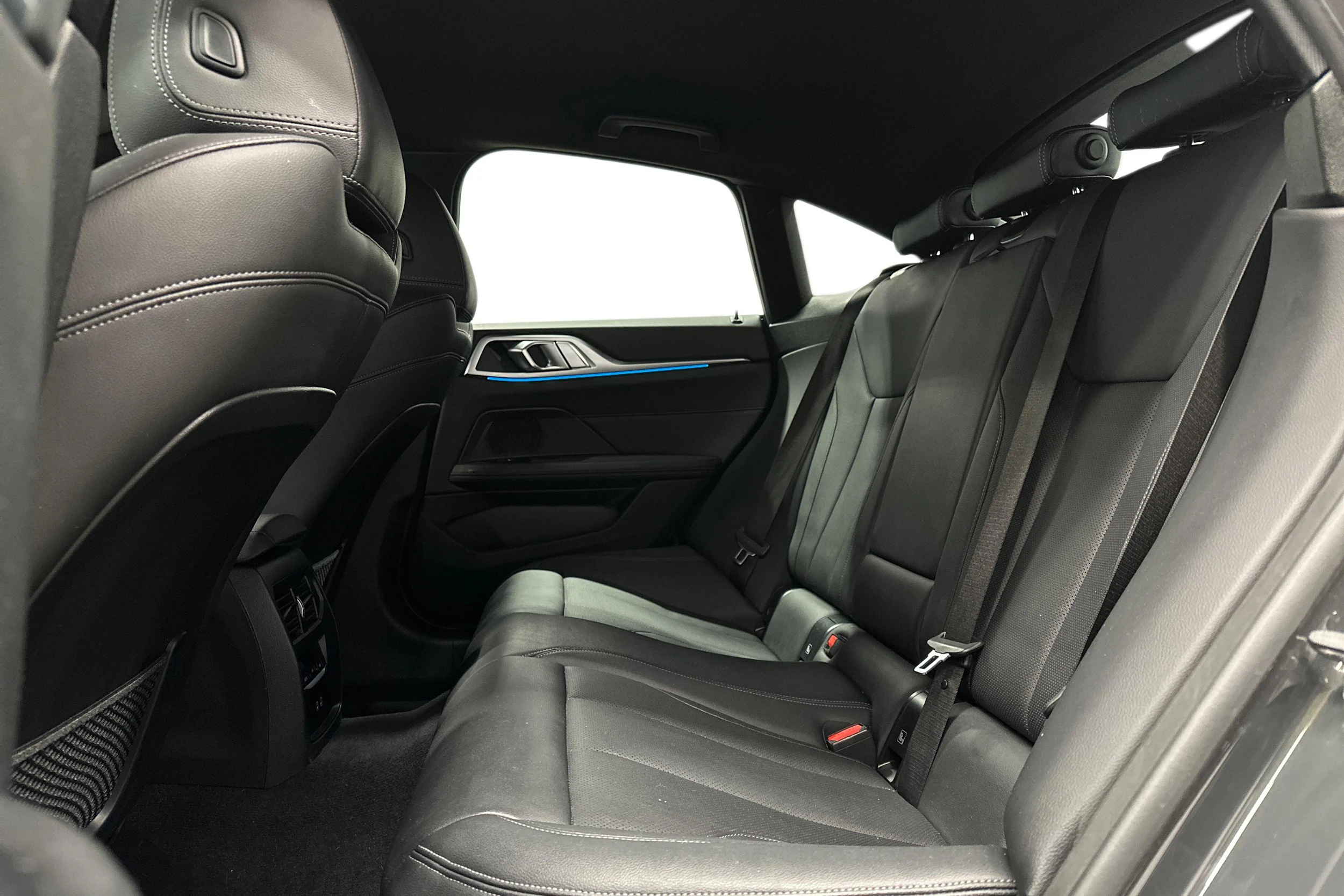 harmaa BMW i4 2023 kuva 11.