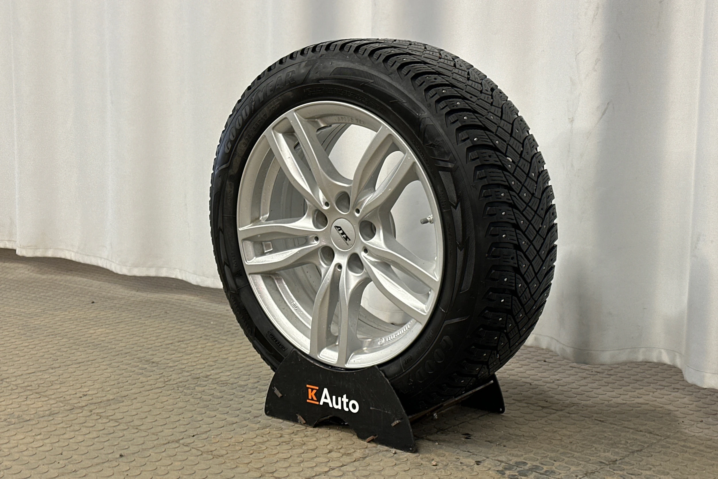 harmaa BMW i4 2023 kuva 13.