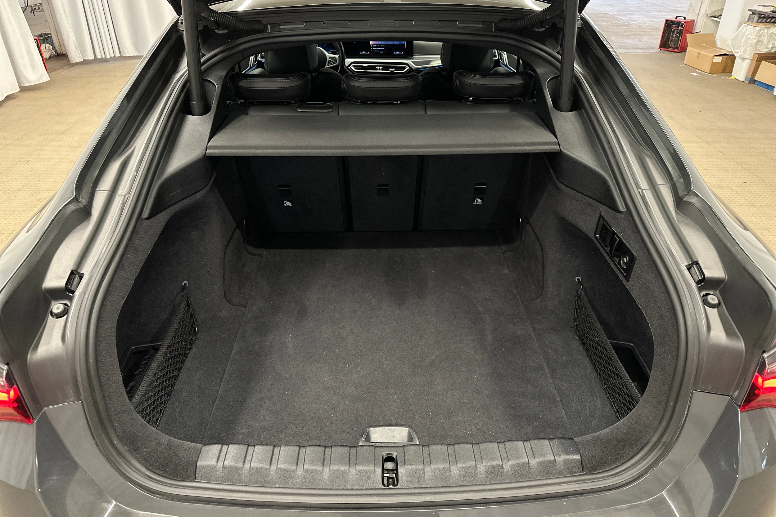 harmaa BMW i4 2023 kuva 15.