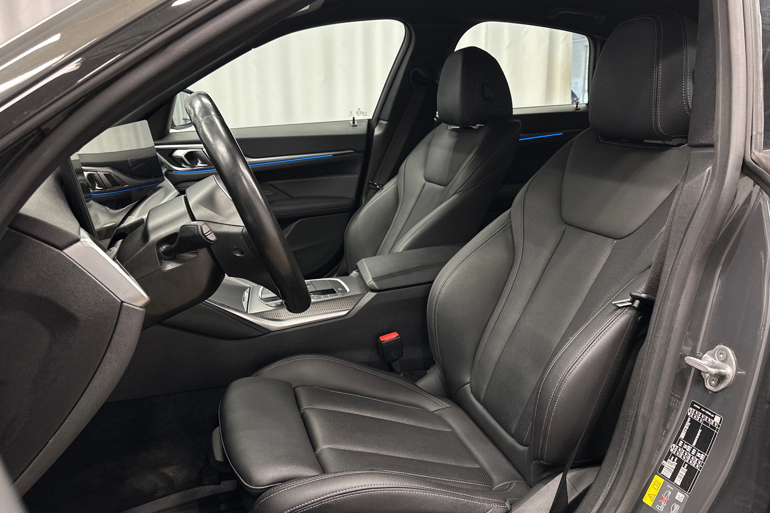 harmaa BMW i4 2023 kuva 19.