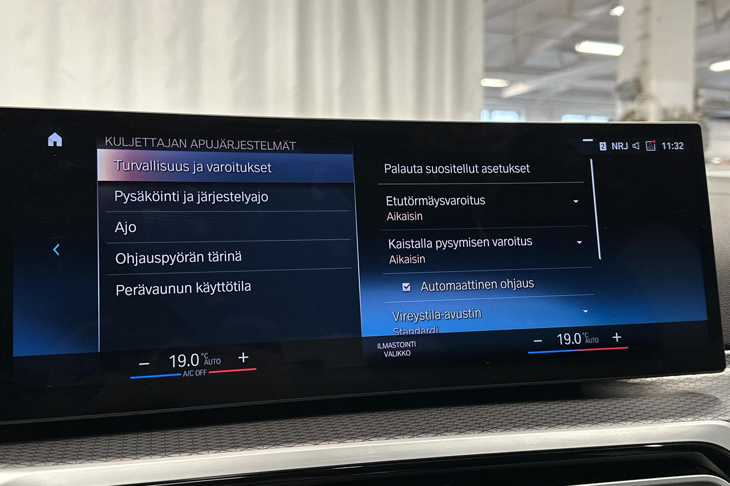 harmaa BMW i4 2023 kuva 28.