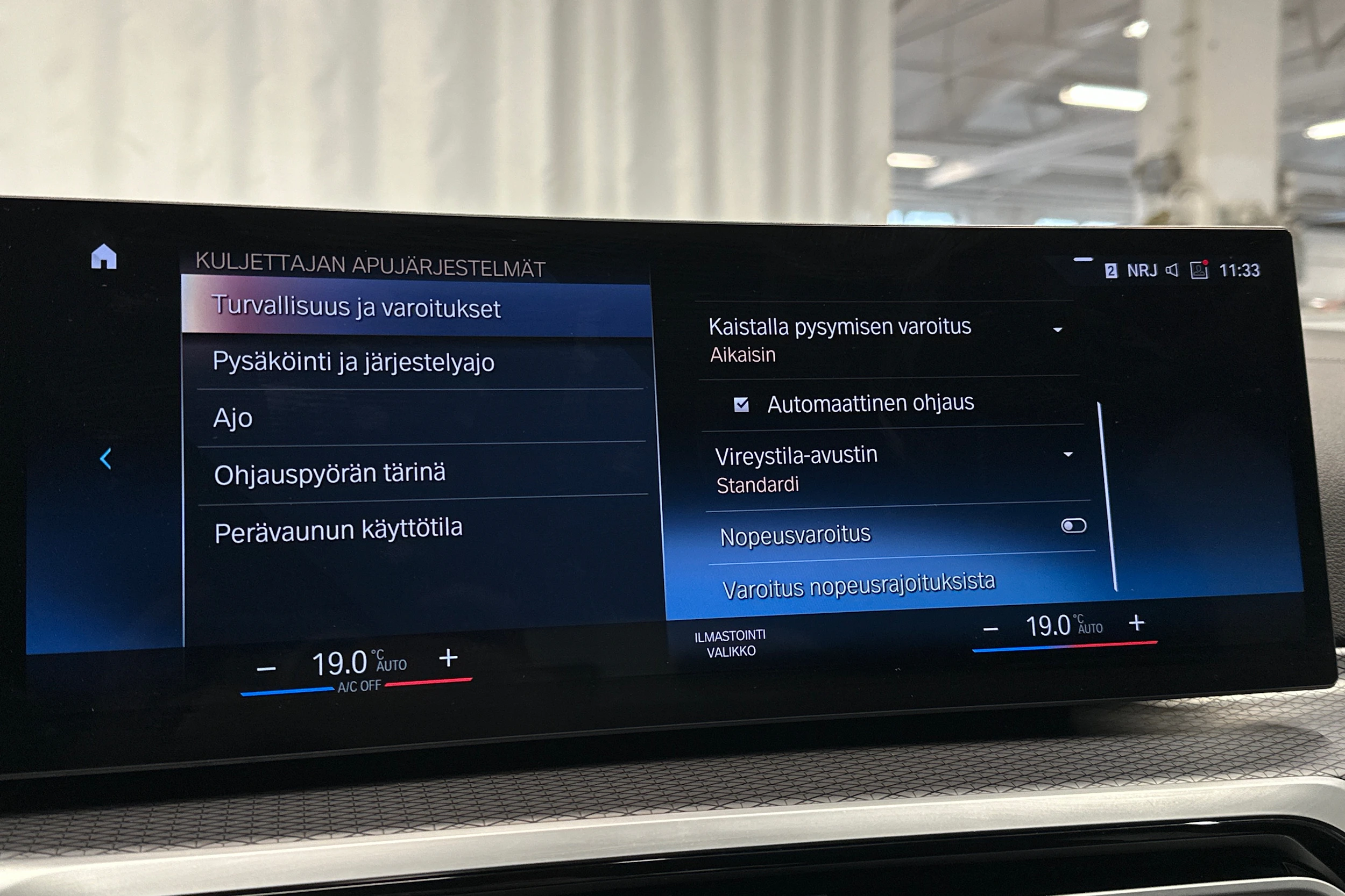 harmaa BMW i4 2023 kuva 29.