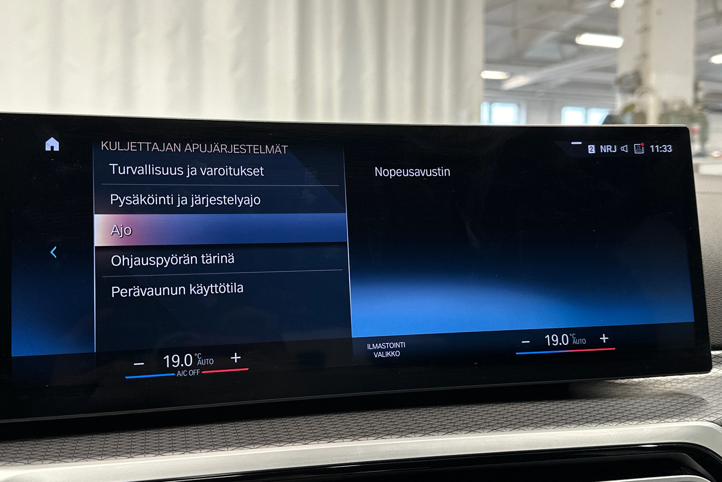 harmaa BMW i4 2023 kuva 30.