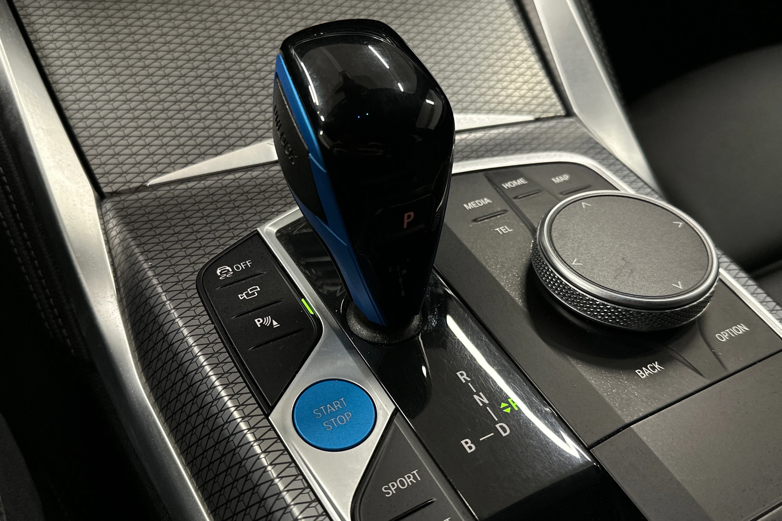 harmaa BMW i4 2023 kuva 34.