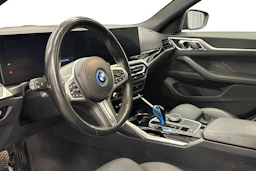 musta BMW i4 2023 kuva 8.