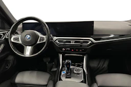 musta BMW i4 2023 kuva 9.