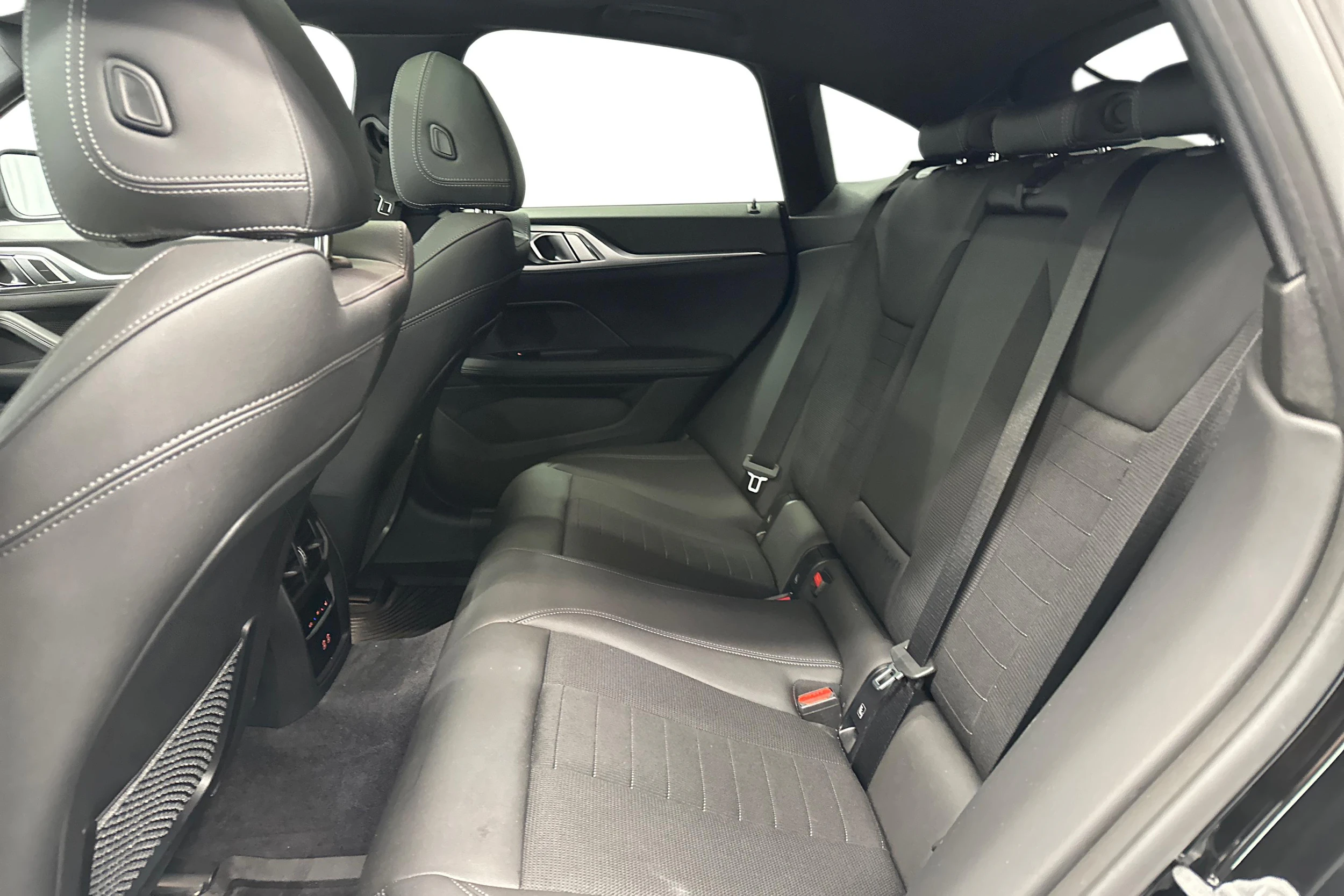 musta BMW i4 2023 kuva 11.