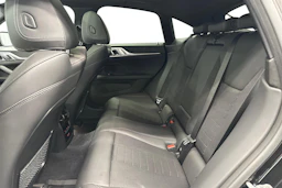 musta BMW i4 2023 kuva 11.