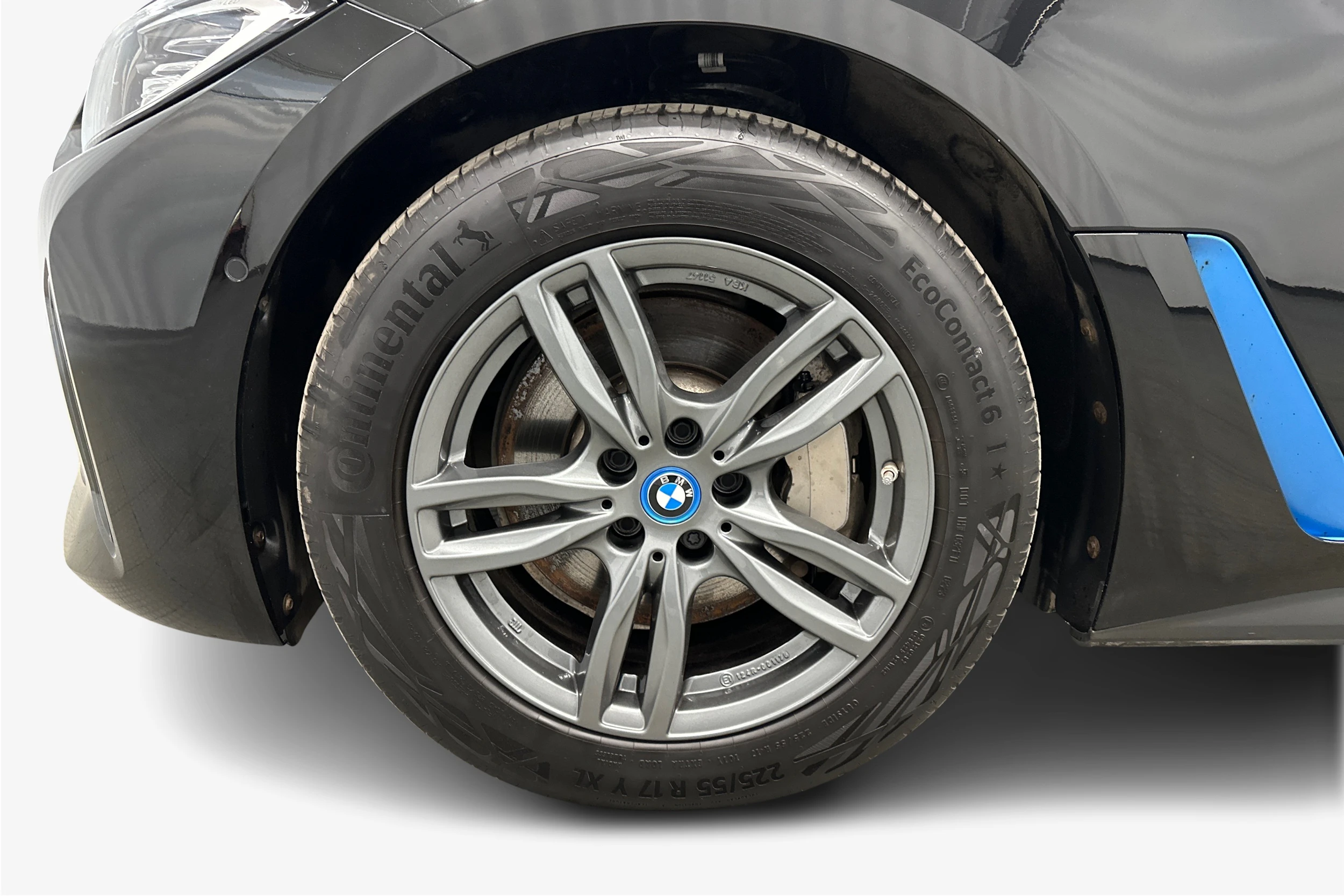 musta BMW i4 2023 kuva 12.