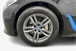 musta BMW i4 2023 kuva 12.