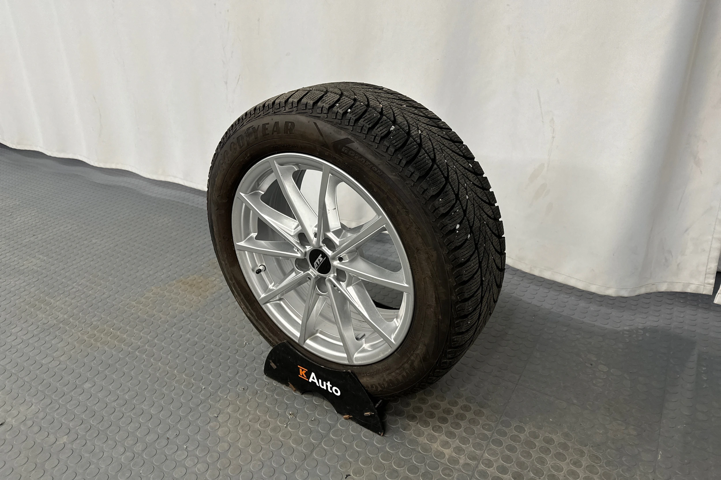 musta BMW i4 2023 kuva 13.