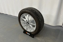 musta BMW i4 2023 kuva 13.