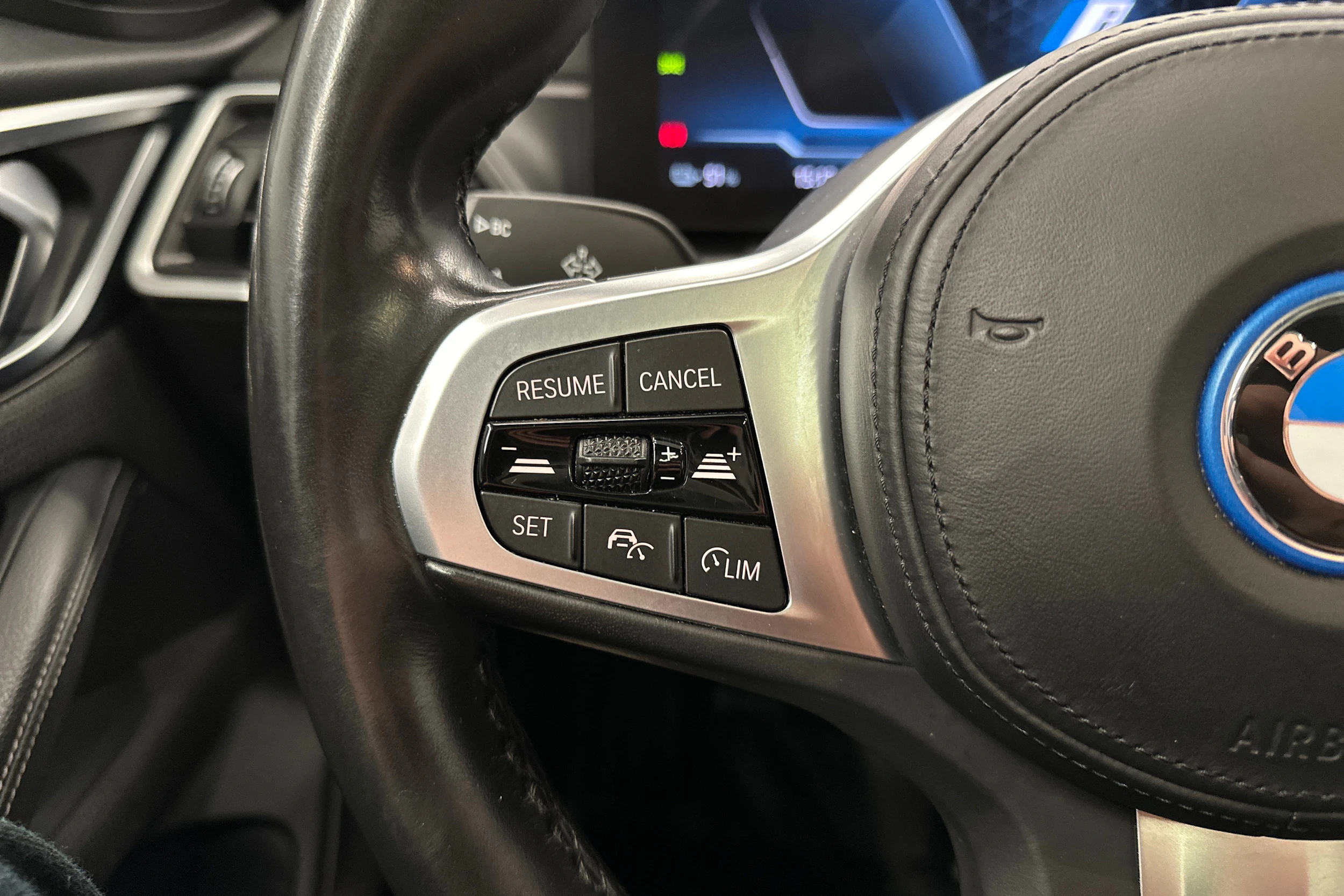 musta BMW i4 2023 kuva 15.