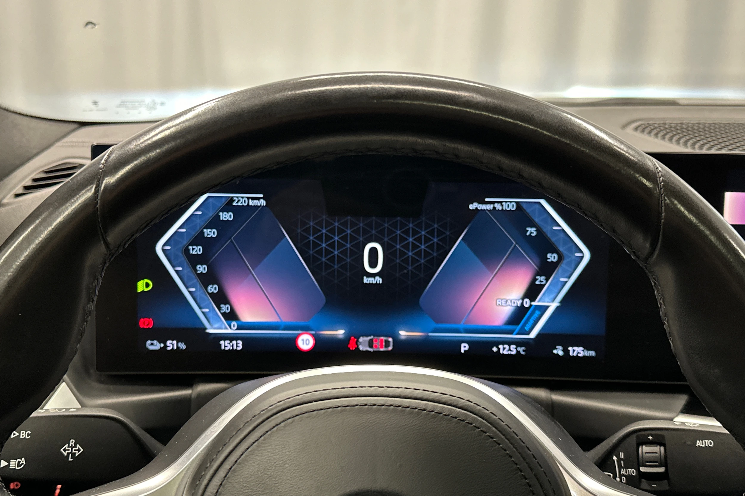 musta BMW i4 2023 kuva 17.