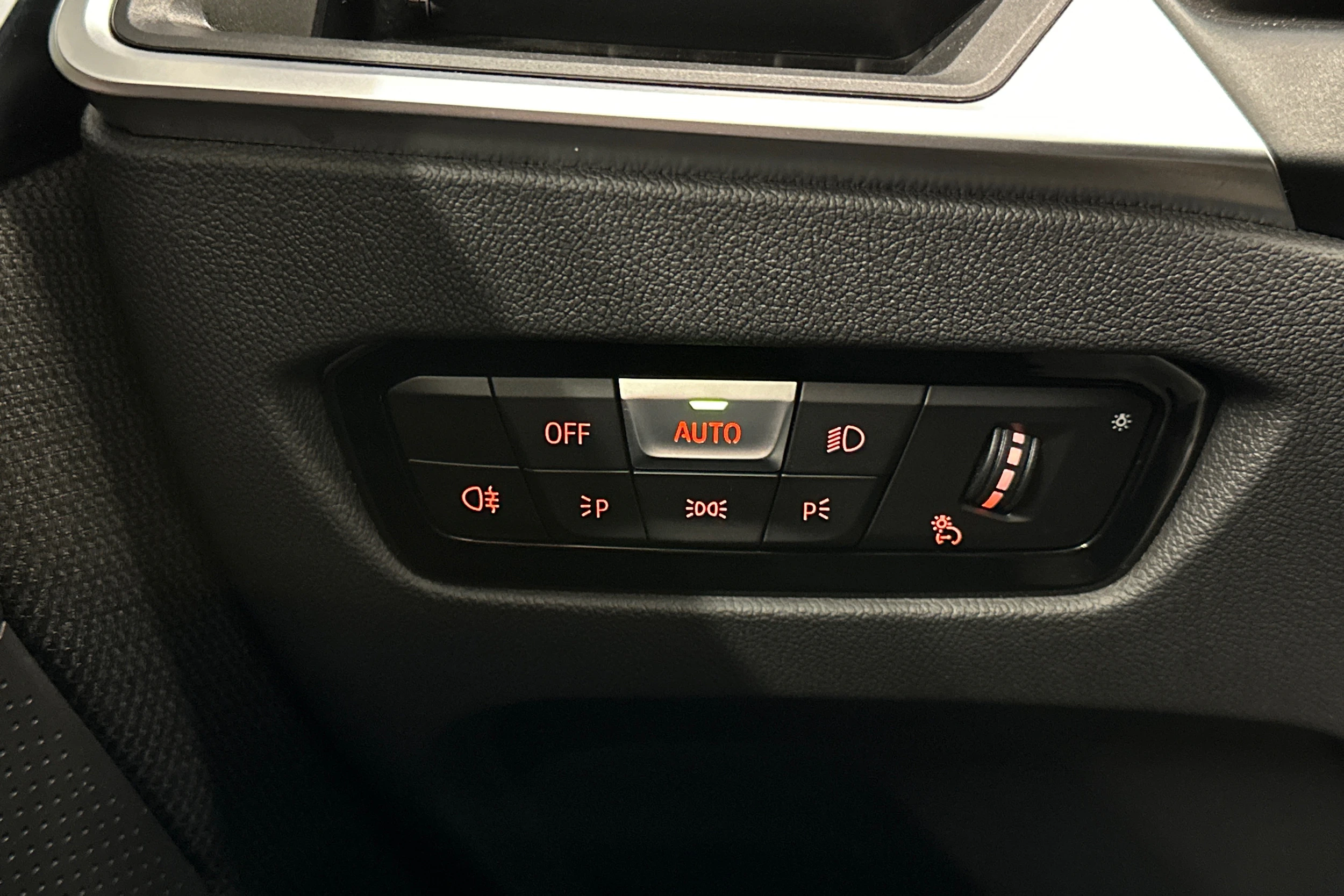 musta BMW i4 2023 kuva 18.