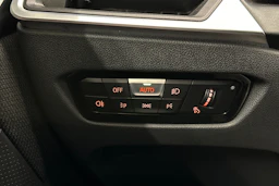 musta BMW i4 2023 kuva 18.