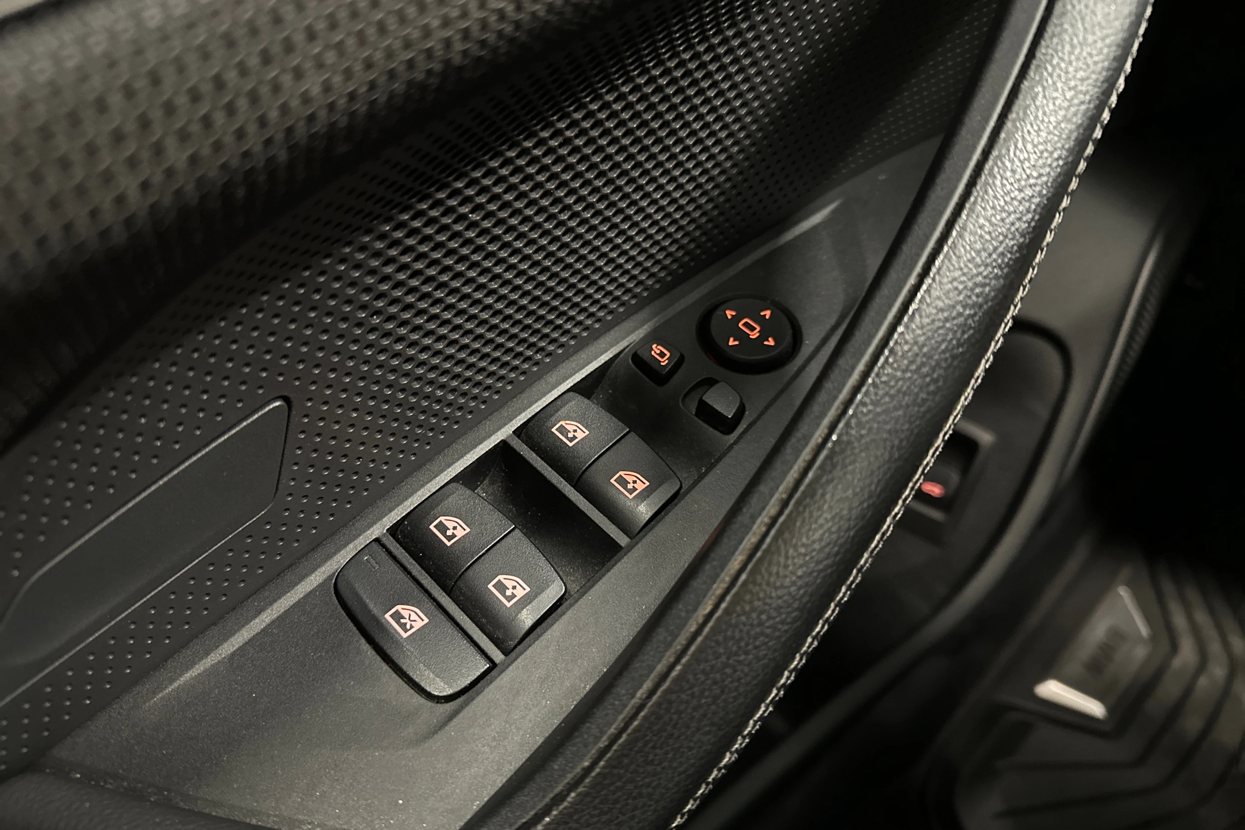 musta BMW i4 2023 kuva 19.