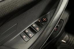 musta BMW i4 2023 kuva 19.