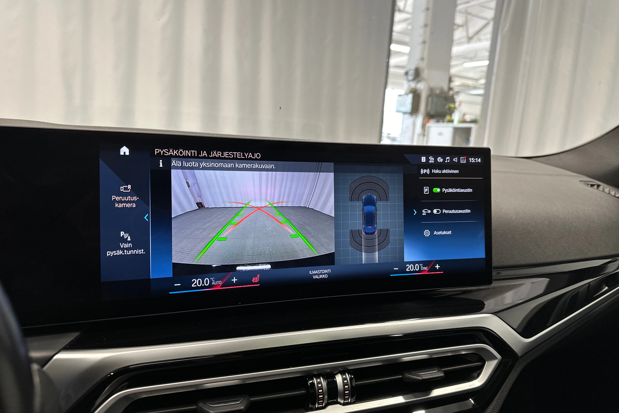 musta BMW i4 2023 kuva 21.