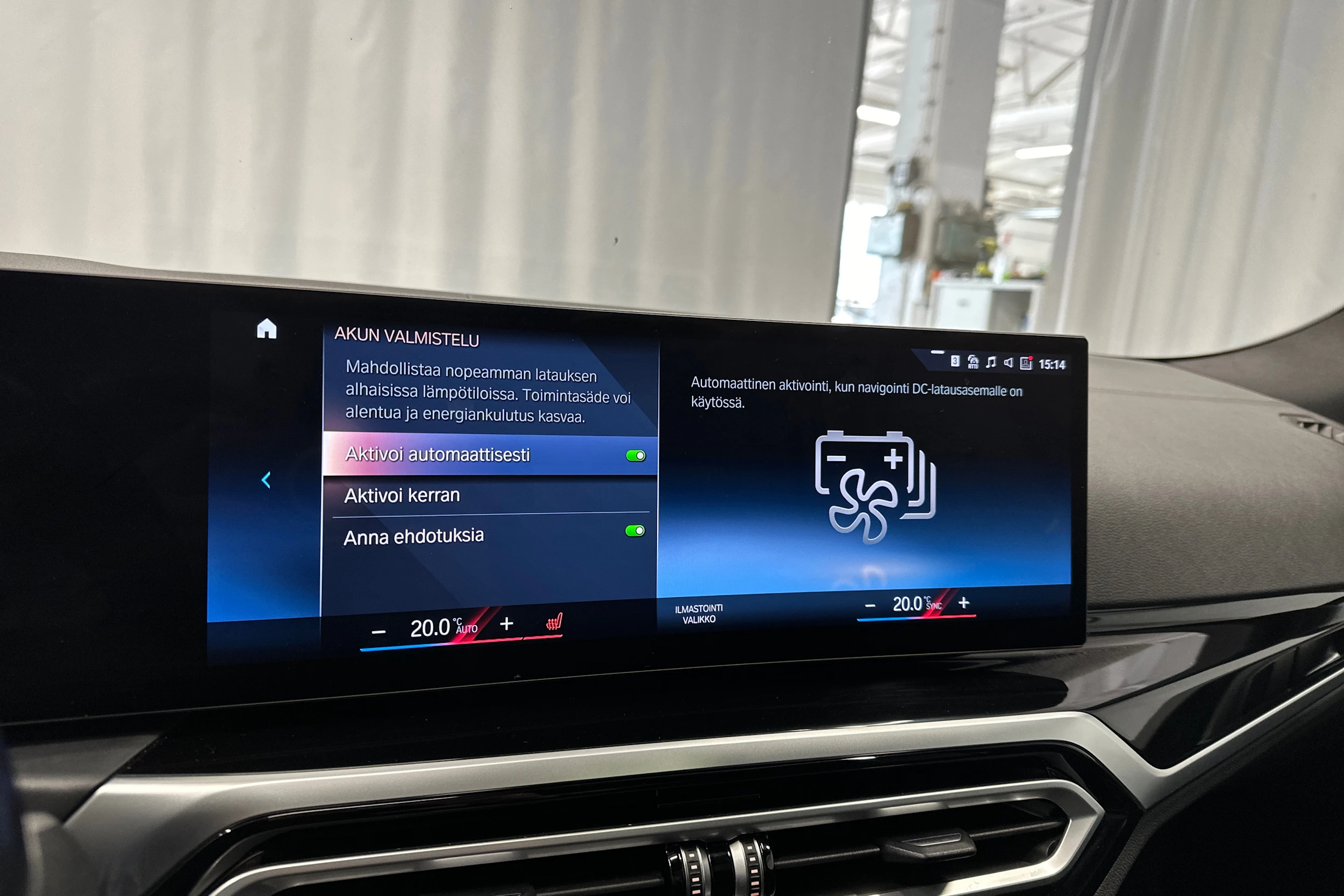 musta BMW i4 2023 kuva 23.