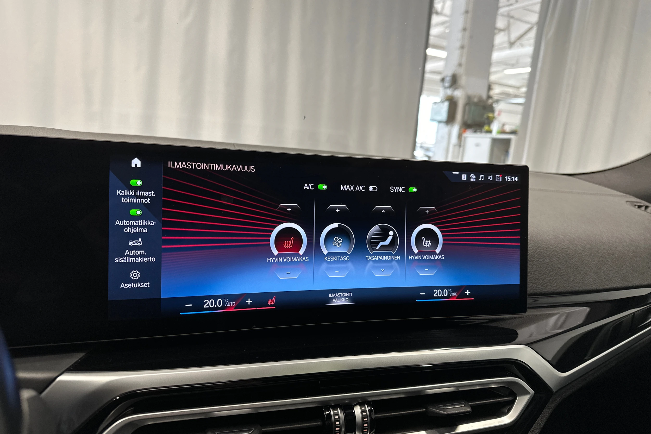 musta BMW i4 2023 kuva 24.