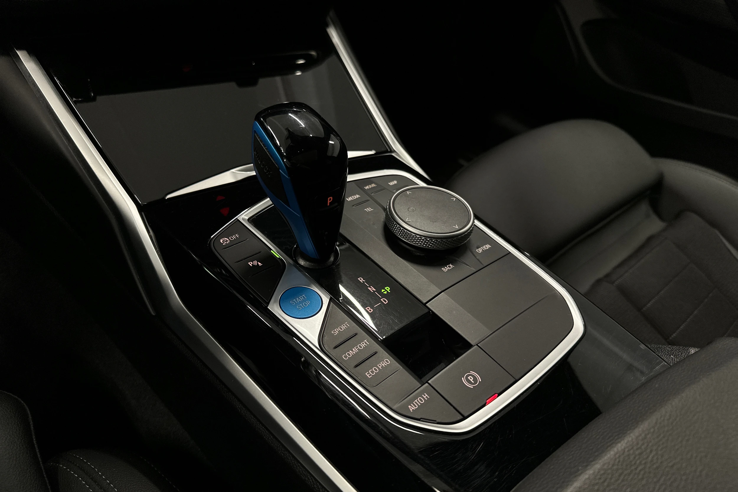 musta BMW i4 2023 kuva 28.