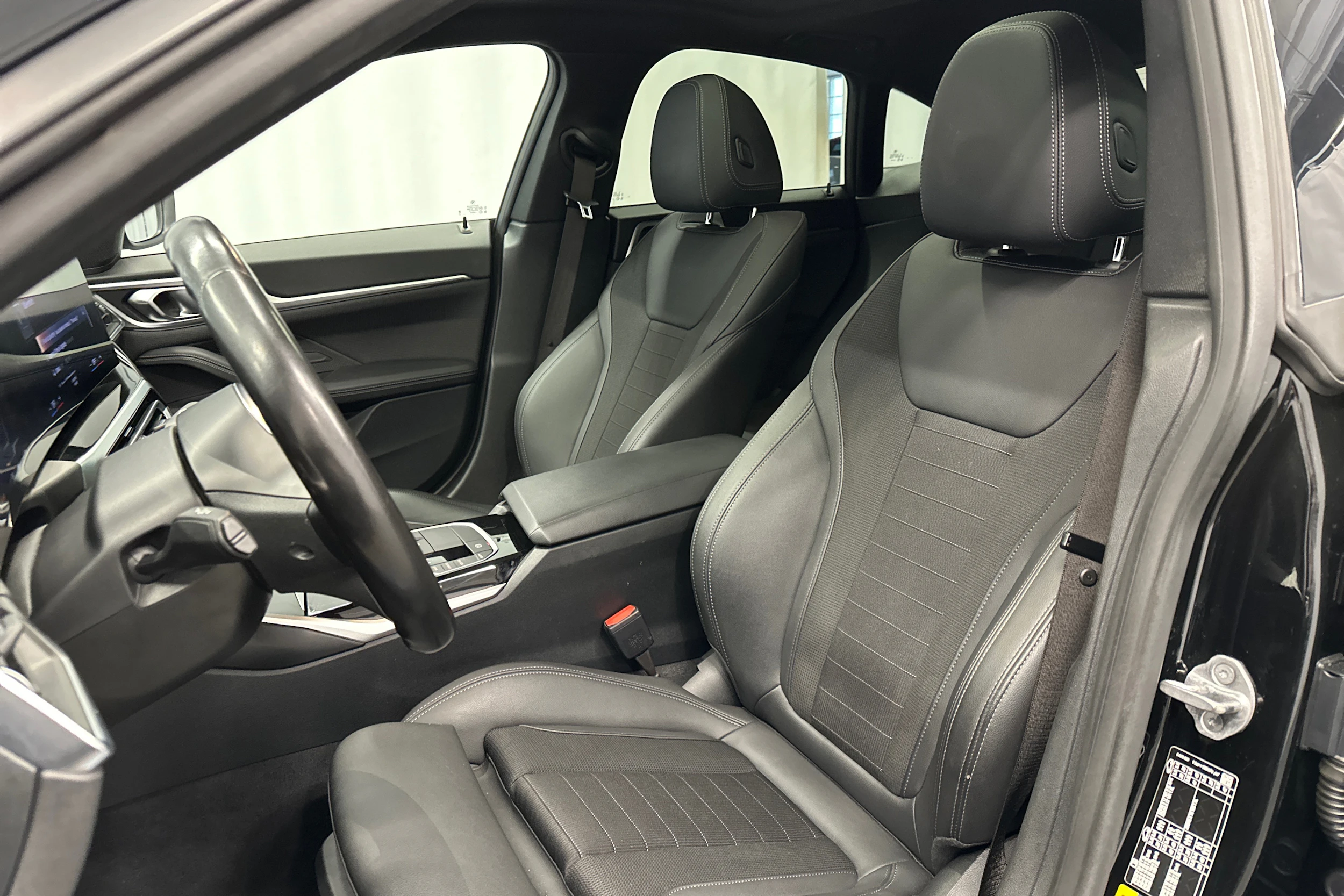 musta BMW i4 2023 kuva 29.