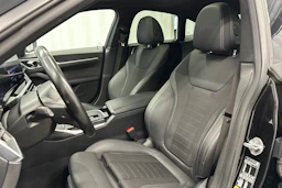 musta BMW i4 2023 kuva 29.