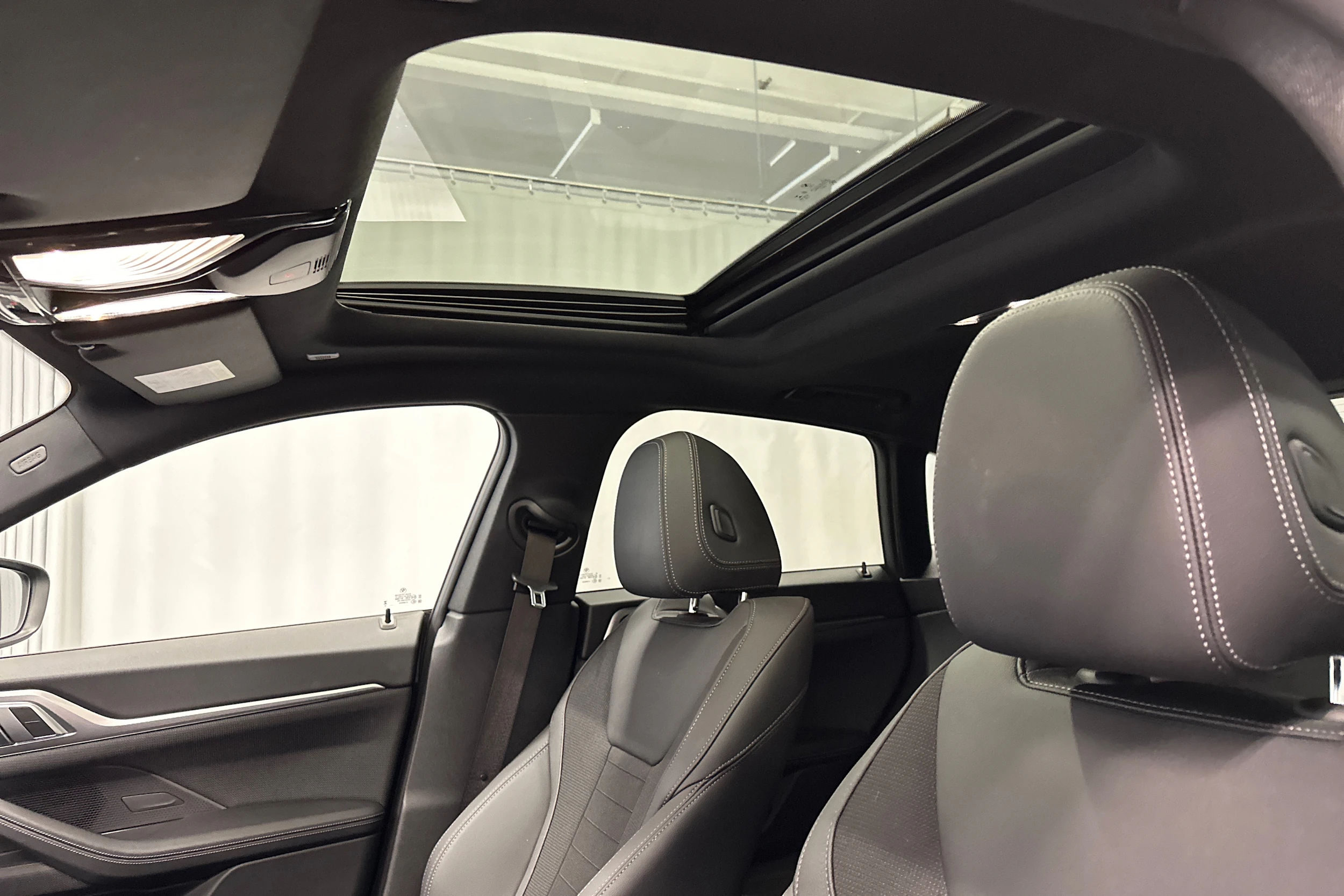 musta BMW i4 2023 kuva 30.