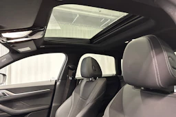 musta BMW i4 2023 kuva 30.