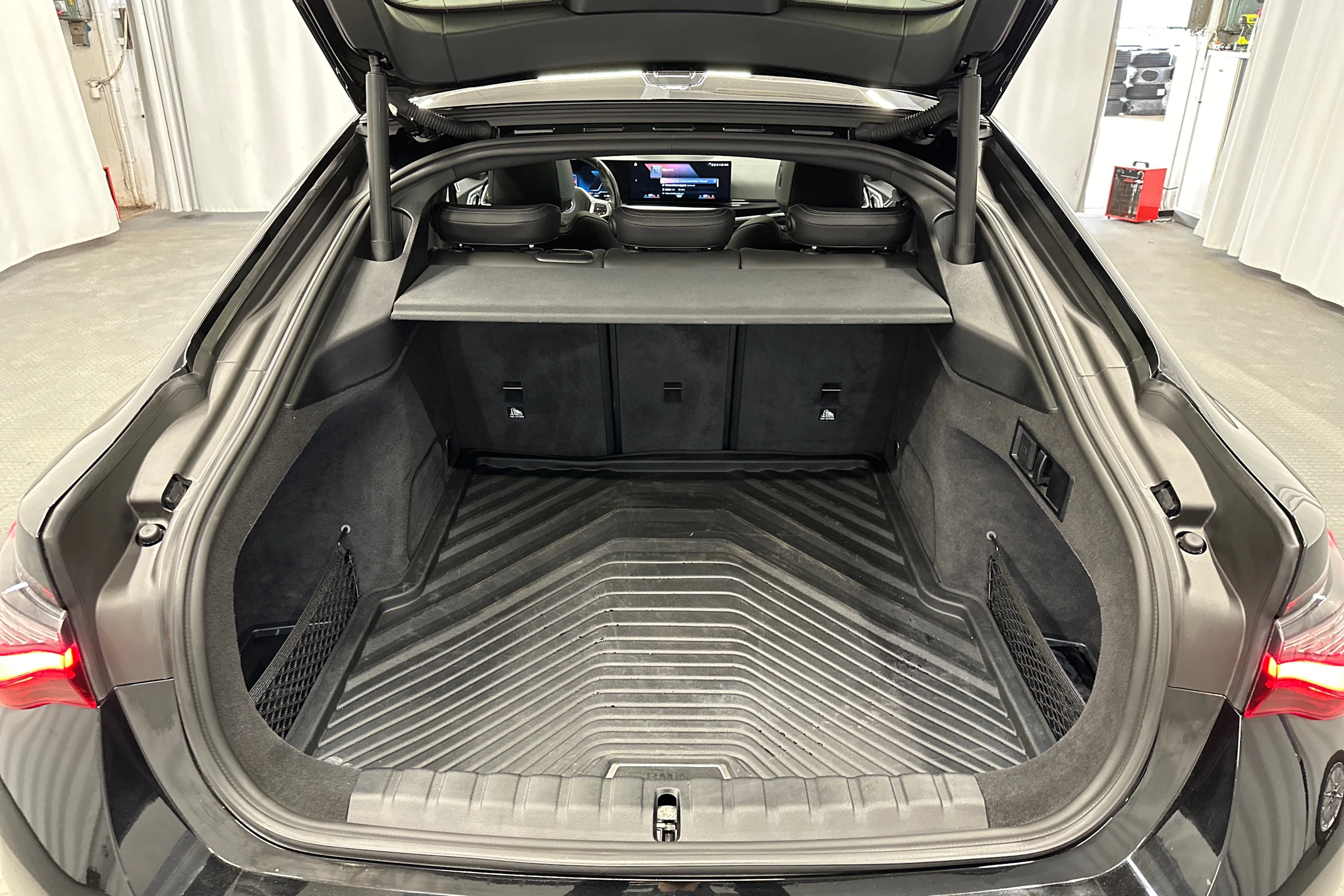 musta BMW i4 2023 kuva 31.