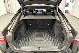 musta BMW i4 2023 kuva 31.