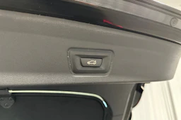 musta BMW i4 2023 kuva 32.