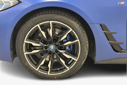 sininen BMW i4 2023 kuva 9.