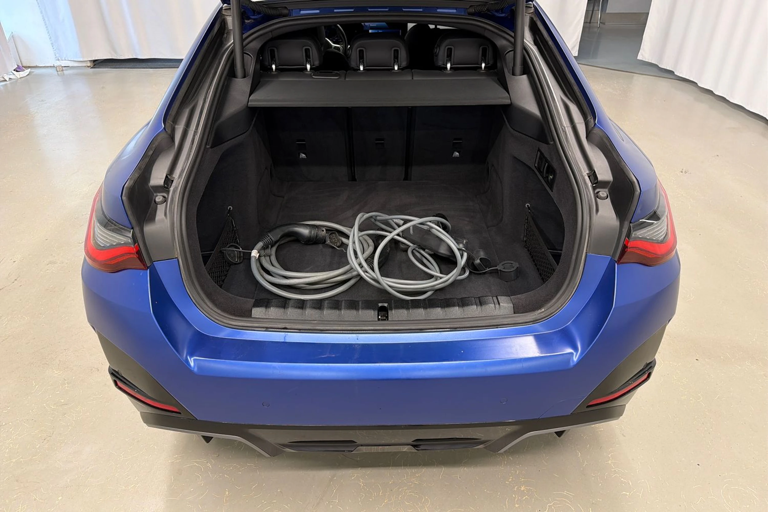 sininen BMW i4 2023 kuva 13.
