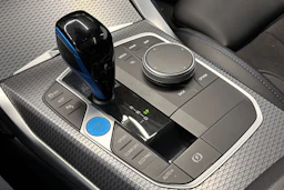 sininen BMW i4 2023 kuva 29.