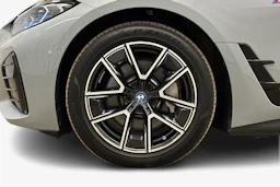 harmaa BMW i4 2023 kuva 9.