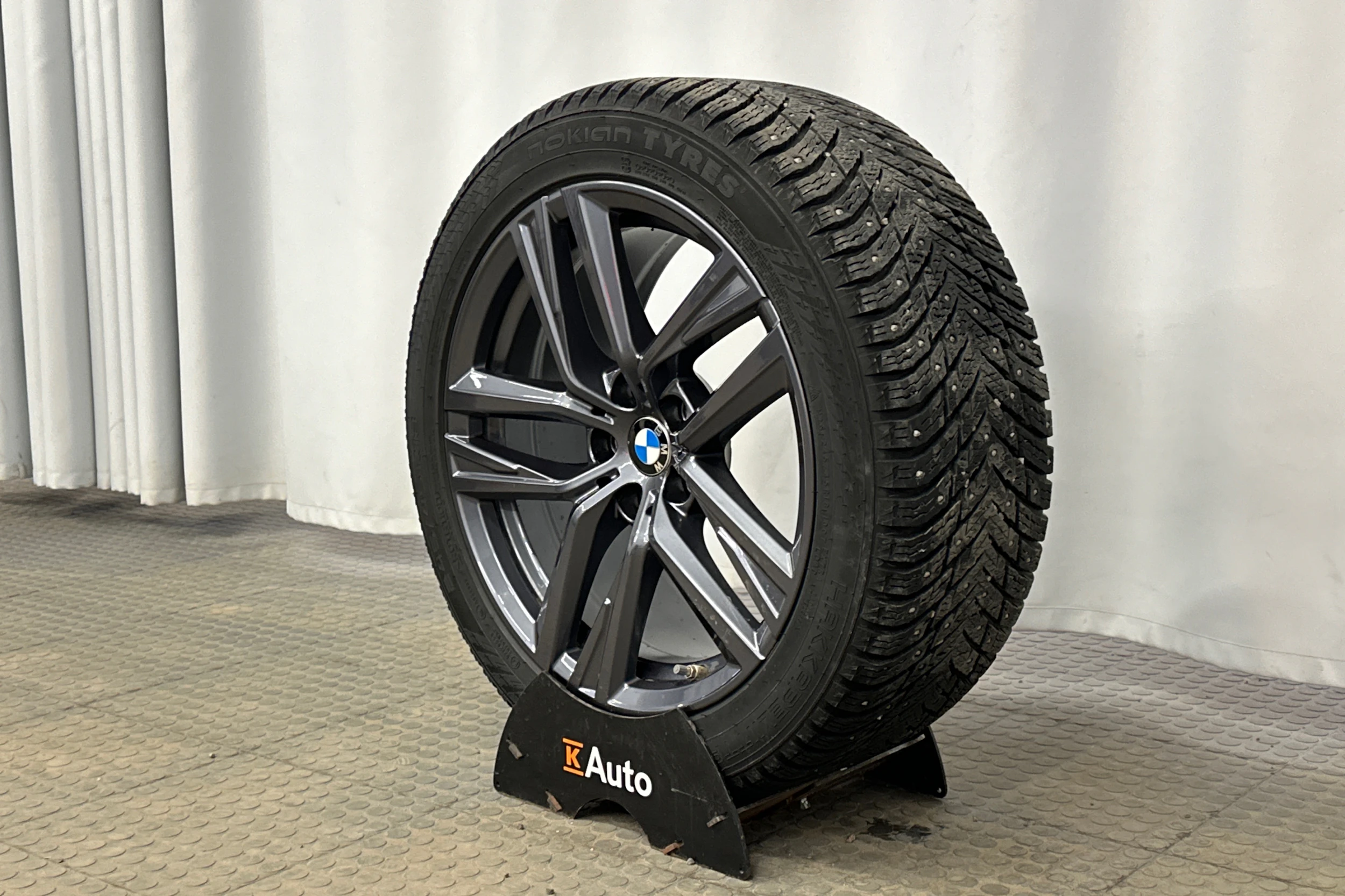 harmaa BMW i4 2023 kuva 10.