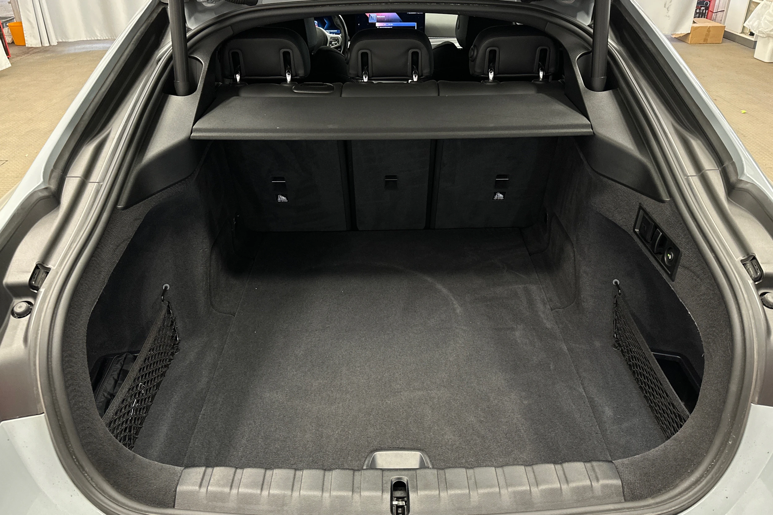 harmaa BMW i4 2023 kuva 11.