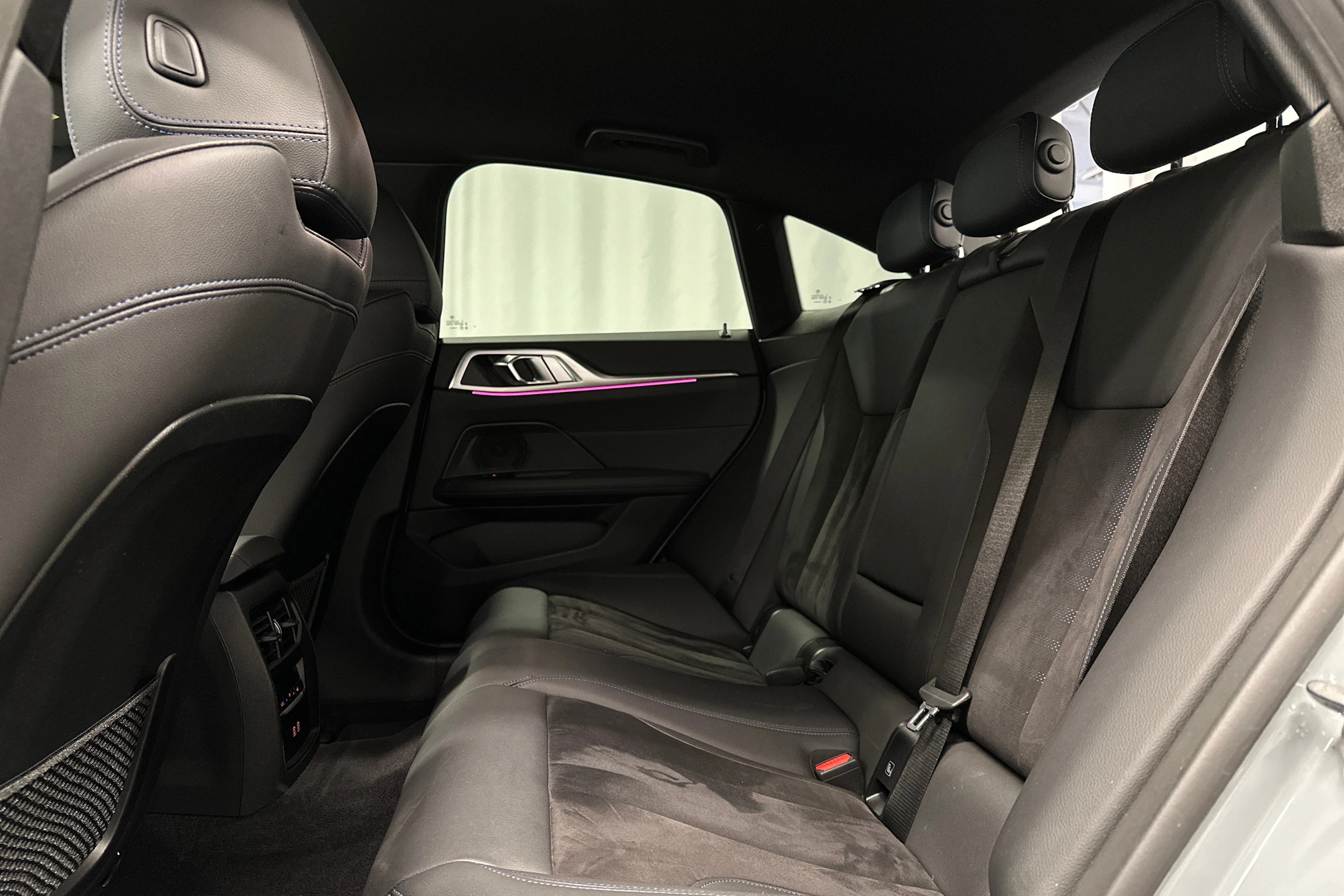 harmaa BMW i4 2023 kuva 14.