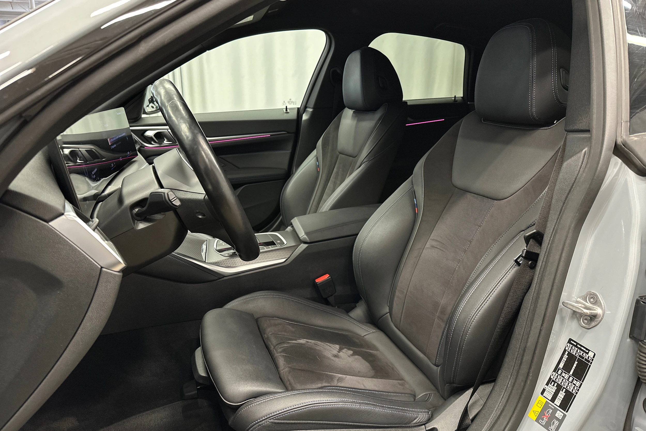 harmaa BMW i4 2023 kuva 16.