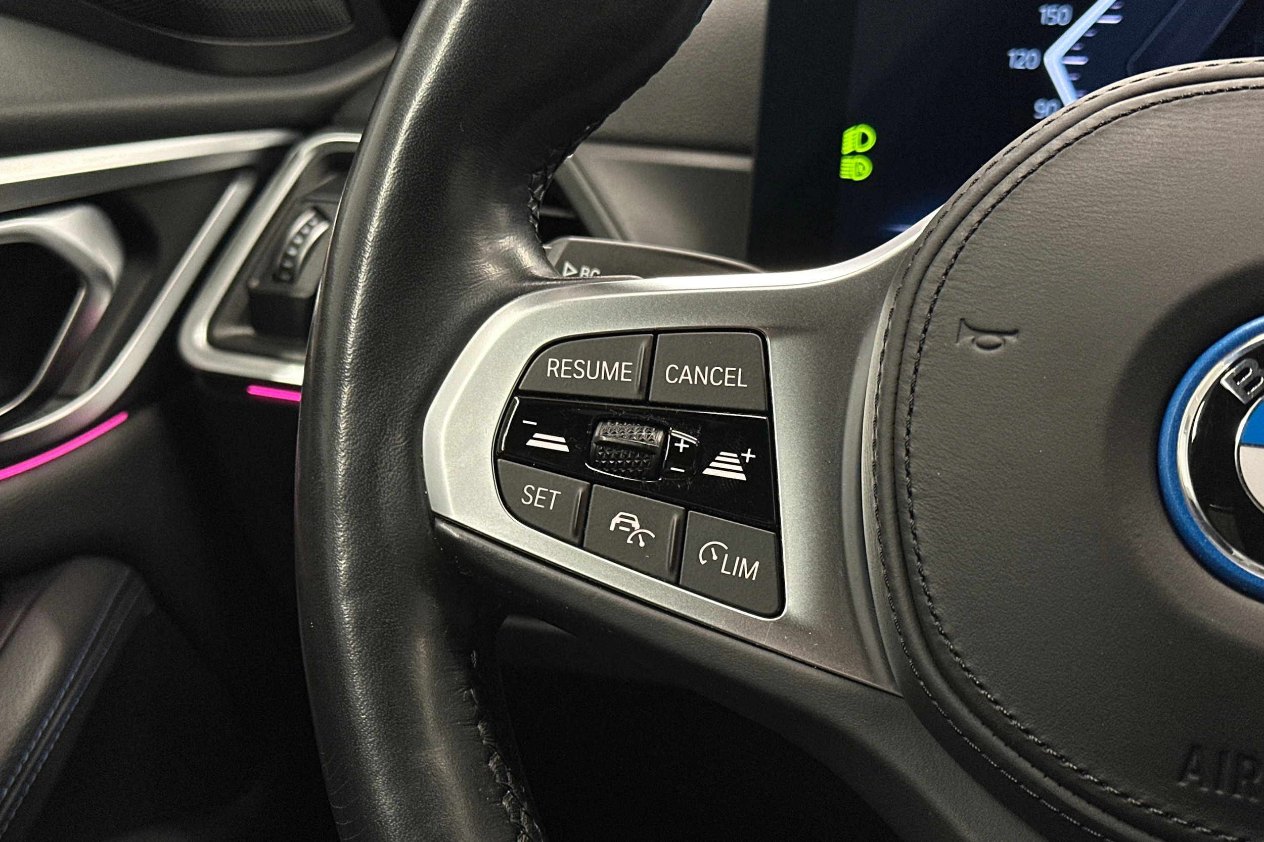 harmaa BMW i4 2023 kuva 19.