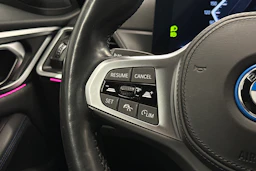 harmaa BMW i4 2023 kuva 19.