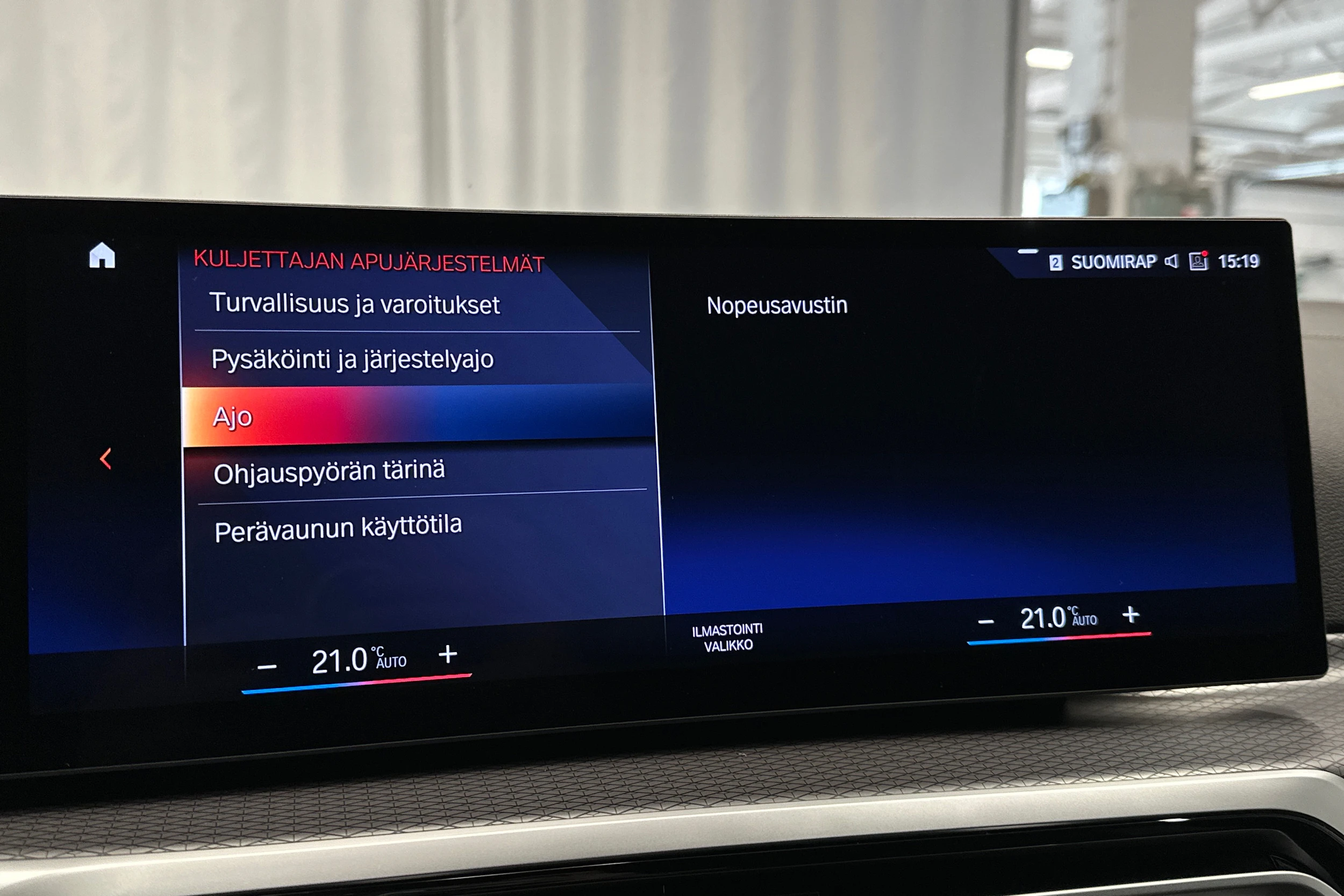 harmaa BMW i4 2023 kuva 28.