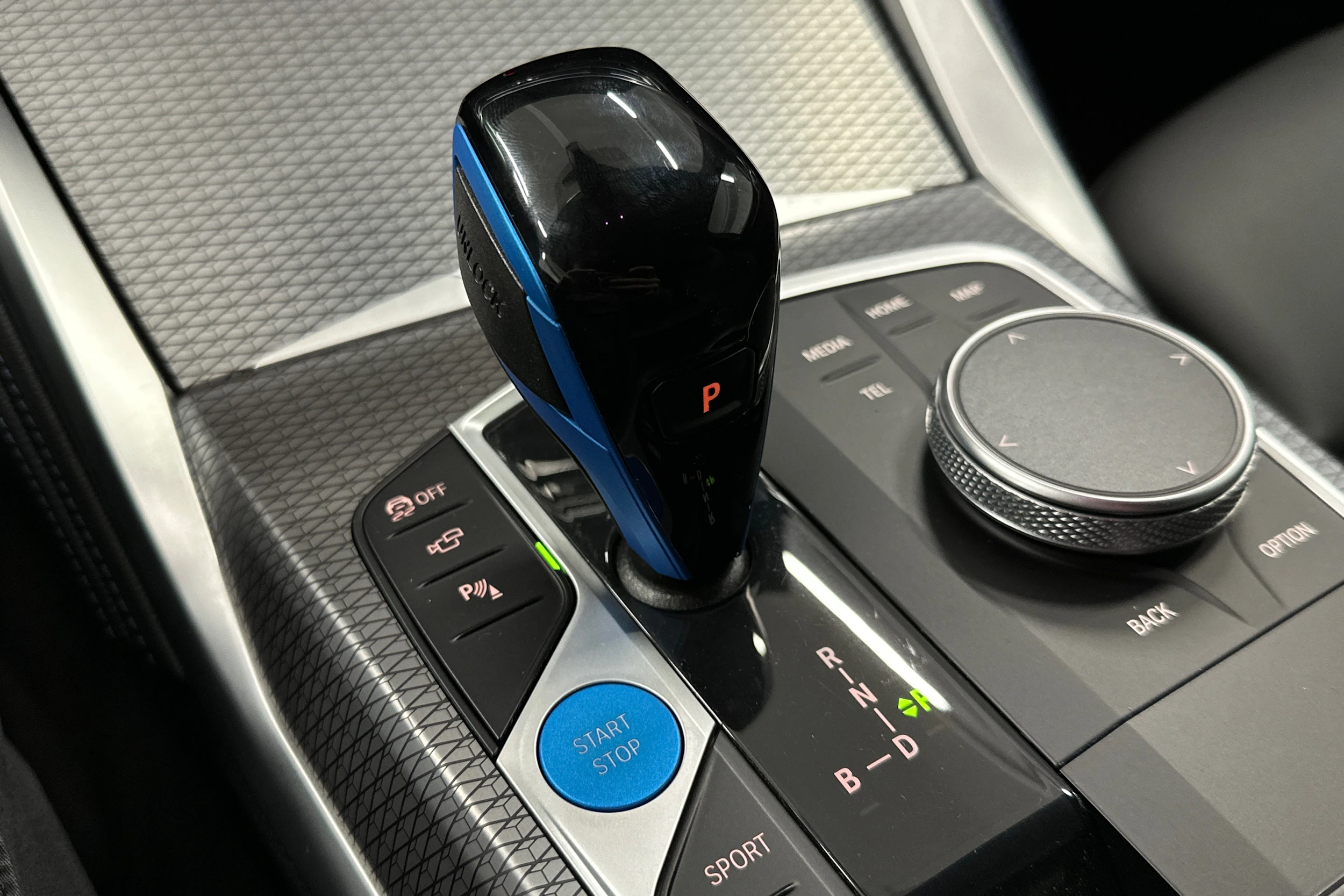 harmaa BMW i4 2023 kuva 32.