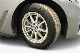 harmaa BMW i4 2023 kuva 12.